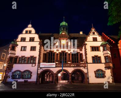 Friburgo in Breisgau, Germania - 13 aprile 2022: Municipio antico (Altes Rathaus) a Friburgo in Breisgau, stato del Baden-Wurttemberg, Germania. Il buil Foto Stock