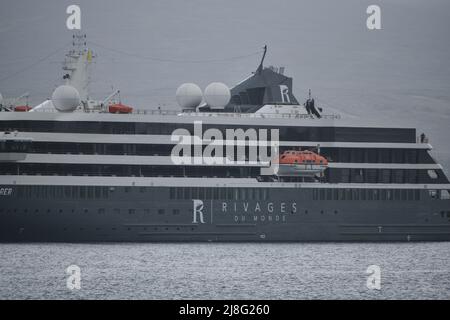 Bantry, West Cork, Irlanda.15th Maggio, 2022. Dopo una lunga attesa dovuta all'epidemia, le navi da crociera sono ritornate a Bantry Bay. Il World Explorer, con 200 ospiti e equipaggio, sarà la prima nave da crociera di Bantry di quest'anno. La nave da crociera arriverà a Bantry intorno alle 7:6 e partirà stasera alle 22:00. Credit: Karlis Dzjamko/ Alamy Live News Foto Stock