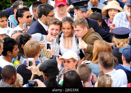 Foto del file datata 1-07-2013 della Gran Bretagna Laura Robson pone con i tifosi come lei è scortata attraverso la folla di sicurezza a seguito della sua doppia partita sul campo 14 durante il giorno sette del Wimbledon Championships. L'ex numero uno britannico Laura Robson annuncia il ritiro dal tennis. Data di emissione: Lunedì 16 maggio 2022. Foto Stock