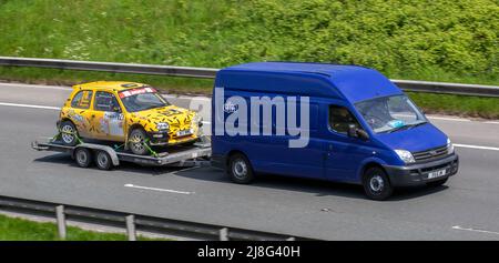 1994 90s n90 , Nissan Micra LX e James, C Mason No.74 vettura rally trainata da EJM Motors LDV MAXUS LWB EH/R P/V CDI 12BHP Foto Stock