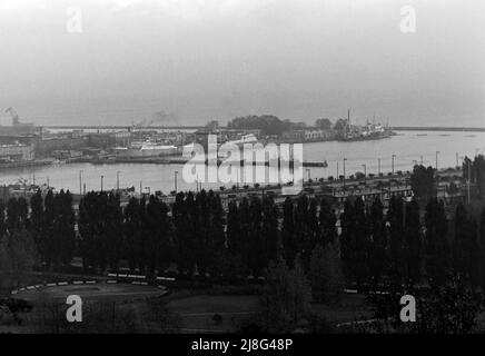 Blick auf den Gdingener Hafen vom Maria und Lech Kaczynski-Park, Woiwodschaft Pommern, 1967. Vista del porto marittimo di Gdynia visto da Maria e Lech Kaczynski Park, Voivodato Pomeriano, 1967. Foto Stock