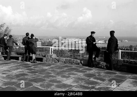 Blick auf den Gdingener Hafen vom Maria und Lech Kaczynski-Park, Woiwodschaft Pommern, 1967. Vista del porto marittimo di Gdynia visto da Maria e Lech Kaczynski Park, Voivodato Pomeriano, 1967. Foto Stock