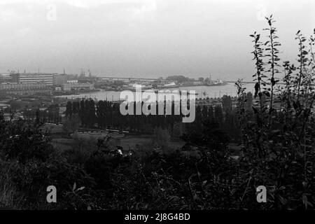 Blick auf den Gdingener Hafen vom Maria und Lech Kaczynski-Park, Woiwodschaft Pommern, 1967. Vista del porto marittimo di Gdynia visto da Maria e Lech Kaczynski Park, Voivodato Pomeriano, 1967. Foto Stock