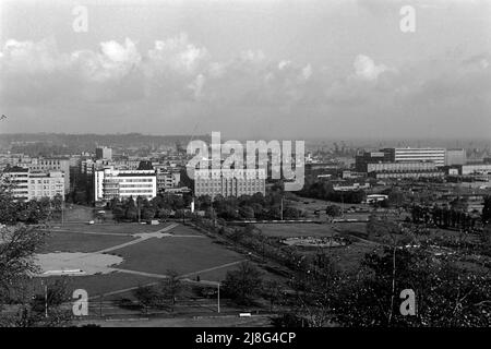 Blick auf den Gdingener Hafen vom Maria und Lech Kaczynski-Park, Woiwodschaft Pommern, 1967. Vista del porto marittimo di Gdynia visto da Maria e Lech Kaczynski Park, Voivodato Pomeriano, 1967. Foto Stock