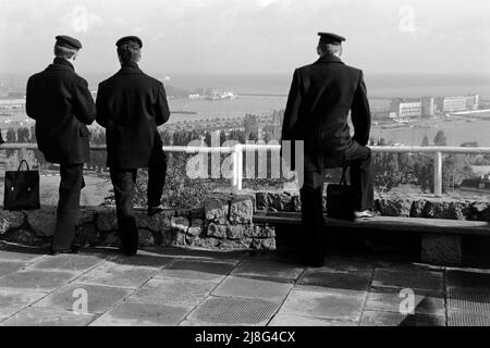 Blick auf den Gdingener Hafen vom Maria und Lech Kaczynski-Park, Woiwodschaft Pommern, 1967. Vista del porto marittimo di Gdynia visto da Maria e Lech Kaczynski Park, Voivodato Pomeriano, 1967. Foto Stock