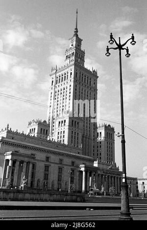 Der Kultur- und Wissenschaftspalast in Warschau, Woiwodschaft Masowien, 1967. Palazzo della Cultura e della Scienza a Varsavia, Vovoideship Masowia, 1967. Foto Stock