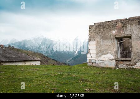 Vecchia casa abbandonata in montagna . Verhniy Zgid , Ossezia del Nord-Alania Foto Stock