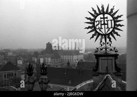 Blick auf Bresslau von der Namen-Jesu-Kirche aus, Woiwodschaft Niederschlesien, 1967. Vista di Wroclaw come visto dalla Chiesa del nome di Gesù, Voivodato bassa Slesia, 1967. Foto Stock