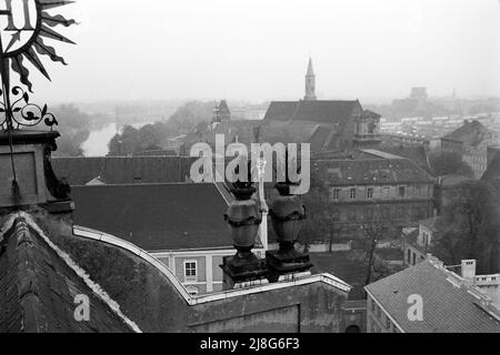 Blick auf Bresslau von der Namen-Jesu-Kirche aus, Woiwodschaft Niederschlesien, 1967. Vista di Wroclaw come visto dalla Chiesa del nome di Gesù, Voivodato bassa Slesia, 1967. Foto Stock