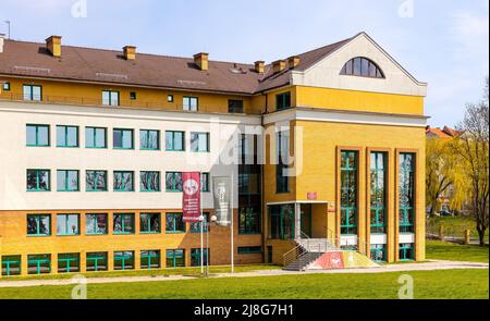 Elk, Polonia - 1 maggio 2022: Scuola di finanza e gestione aziendale sul lago Jezioro Elckie nella città di Elk, nella regione di Masuria in Polonia Foto Stock