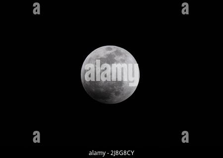 Città del Messico. 15th maggio 2022. La luna è vista durante un'eclissi lunare totale a Città del Messico, capitale del Messico il 15 maggio 2022. Credit: Francisco Canedo/Xinhua/Alamy Live News Foto Stock