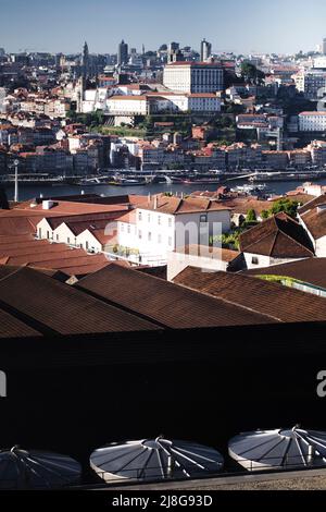 Vista dall'alto dei tetti delle cantine portuali di Vila Nova de Gaia, Porto, Portogallo. Foto Stock