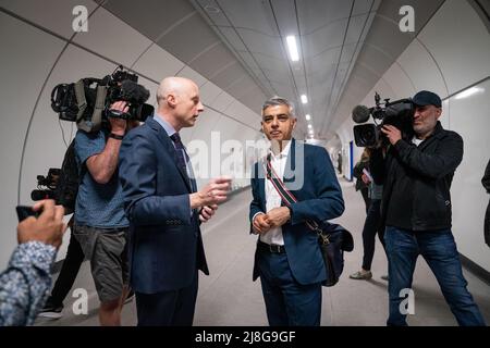 Sindaco di Londra Sadiq Khan e Commissario per i Trasporti di Londra Andy Byford mentre riaprono il ramo Bank della Northern line alla Monument Station di Londra. Data foto: Lunedì 16 maggio 2022. Foto Stock