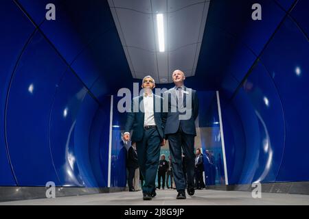 Sindaco di Londra Sadiq Khan e Commissario per i Trasporti di Londra Andy Byford mentre riaprono il ramo Bank della Northern line alla Monument Station di Londra. Data foto: Lunedì 16 maggio 2022. Foto Stock