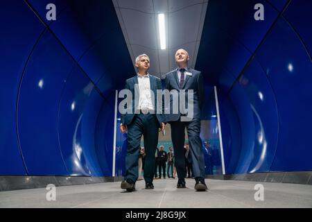 Sindaco di Londra Sadiq Khan e Commissario per i Trasporti di Londra Andy Byford mentre riaprono il ramo Bank della Northern line alla Monument Station di Londra. Data foto: Lunedì 16 maggio 2022. Foto Stock