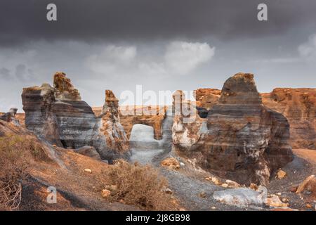 La città stratificata di Lanzarote, un'area vulcanica con formazioni rocciose geologiche, Isole Canarie, Spagna Foto Stock