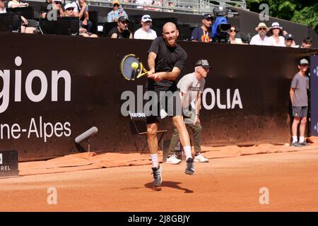 Adrian Mannarino (fra) in azione contro Aslan Caratsev (RUS) durante il round del 32 all'Open Parc Auvergne-Rhone-Alpes Lyon 2022, ATP 250 Torneo di tennis il 15 maggio 2022 al Parc de la Tete d'Or a Lione, Francia - Foto Patrick Cannaux / DPPI Foto Stock