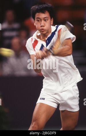 Michael Chang suona un colpo a due mani al campionato di taglio della seta, Royal Albert Hall nel 1989. Foto di Tony Henshaw Foto Stock