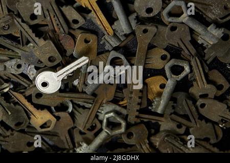 Chiave impostazione e chiusura concetto presso l'officina Locksmith, modello di molte chiavi antiche diverse, vista dall'alto. Foto Stock