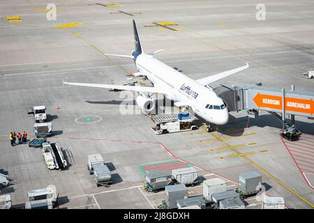 Berlino, Germania - maggio 2022: Aereo Lufthansa all'aeroporto di Berlino Brandeburgo (BER, Willy Brandt) Foto Stock