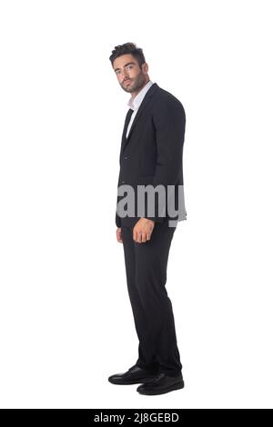 Corpo pieno di giovane uomo d'affari bello in abito nero isolato su sfondo bianco Foto Stock