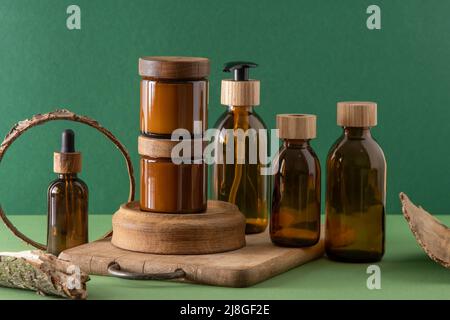 Dispenser marrone ecologico con gel doccia, sapone liquido o shampoo su uno  sgabello di legno in bagno Foto stock - Alamy