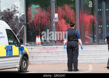 Aztec West Business Park, Bristol, Regno Unito. 16th maggio 2022. I manifestanti pro Palestine hanno vandalizzato l'ufficio di Bristol dell'appaltatore israeliano della difesa Elbit Systems UK. Elbit è una società internazionale nata in Israele. Polizia e csi ispezionare la scena. Foto Stock