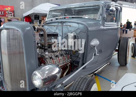 04-16-22 la Nucia, Alicante, Spagna. Mostra di un veicolo degli anni '30 con il motore in vista. Foto Stock