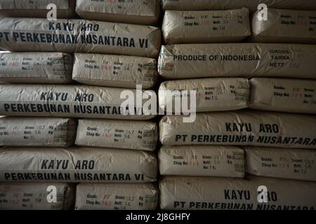 Pile di sacchi di tè presso la fabbrica di tè Kayu Aro nel villaggio di Kersik Tuo, Kayu Aro, Kerinci, Jambi, Indonesia. Foto Stock