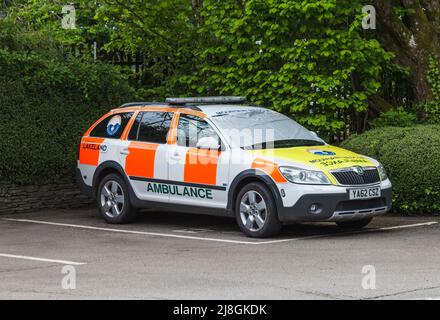 Un'automobile di ambulanza di Lakeland parcheggiata in su a Windermere nel distretto del lago, Inghilterra, Regno Unito Foto Stock