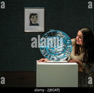 Londra UK Lunedì 16 Maggio 2022 Front, Leading the sale Visage en forme d'Horloge, Est £30.000- 50.000 Back Tête de femme No 2. Portrait de Dora Maar, 1939 questo lavoro è dall'edizione del 104, stampato da Lacourière, pubblicato da Ambroise Vollard, Parigi, 1942,Est £25.000-35.000Picasso mania a Bonams, Londra Paul Quezada-Neiman/Alamy Live News Foto Stock