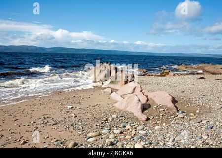 Spiaggia di ciottoli e piccoli affioramenti rocciosi di Machrie Bay che si affaccia su Kilbrannan Sound Isle di Arran North Ayrshire Scozia Foto Stock