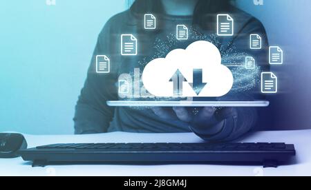 Giovane donna che mostra il diagramma del tablet con il cloud computing. Tecnologia cloud. Memorizzazione dei dati. Concetto di networking e servizio internet. Foto Stock
