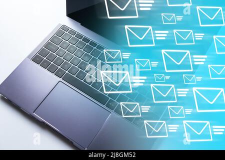 Computer portatile con e-mail in arrivo. E-mail marketing concetto. Internet delle cose. Contattateci. Servizio clienti. Tecnologia futura. Foto Stock