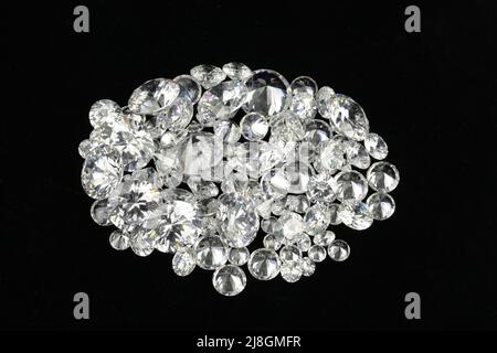 Diamanti. Dimensioni assortite di diamanti bianchi su sfondo nero Foto Stock