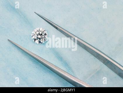 Diamante tondo tra pinzette in Blue Diamond Parcel Foto Stock