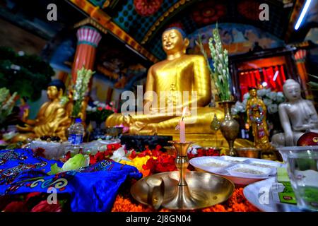 Kolkata, India. 16th maggio 2022. Una candela illuminata vista di fronte a una statua di Lord Buddha in un tempio buddista. Il compleanno del Buddha è una vacanza tradizionalmente celebrata nell'Asia orientale per commemorare la nascita del principe Siddhartha Gautama o del Buddha di Gautama che è il fondatore del Buddismo. Credit: SOPA Images Limited/Alamy Live News Foto Stock