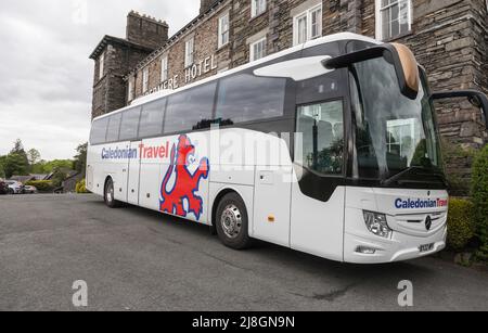 Un pullman Caledoniano di viaggio fuori dal Windermere Hotel nel Lake District, Inghilterra, Regno Unito Foto Stock