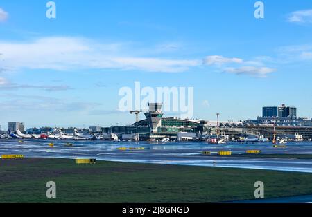 Aeroporto Helsinki Vantaa (Helsinki-Vantaan lentoasema) a Helsinki, Finlandia, 12 marzo 2022. © Peter Schatz / Alamy Live News Foto Stock