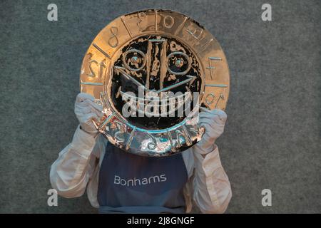 Londra UK, 16 maggio 2022. Pablo Picasso (1881-1973) Visage en forme d'Horloge, Estimate: ££30.000 - £50.000 background- L-R Tête d'homme, Estimate: £28.000 - £35.000,Tête de femme No 2. Portrait de Dora Maar, 1939 Estimate: £25.000 - £35.000. Bonhams asta visualizzazione di Picassomania. La vendita si svolge il 18 maggio presso Bonhams New Bond Street. Credit. amer Ghazzal/Alamy Live News Foto Stock