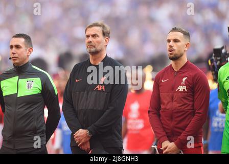 14 Maggio 2022 - Chelsea v Liverpool - Emirates fa Cup Final - Wembley Stadium Liverpool Manager Jurgen Klopp e Jordan Henderson durante l'inno nazionale a Wembley Picture Credit : © Mark Pain / Alamy Live News Foto Stock