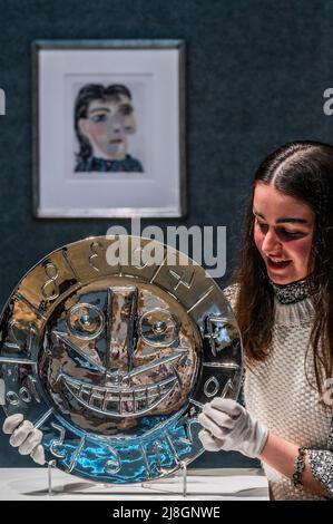 Londra, Regno Unito. 16th maggio 2022. Visage en forme d'Horloge, (stima £30.000 - 50.000) con Tête de femme n. 2. Portrait de Dora Maar, 1939 (stima: £25.000-35.000) sullo sfondo - un'anteprima della vendita Bonhams Picassomania a New Bond Street. La vendita si svolge il 18th maggio 2022. Credit: Guy Bell/Alamy Live News Foto Stock