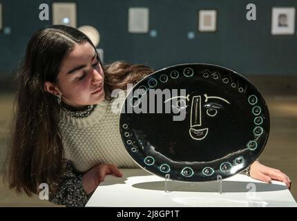 Londra UK lunedì 16 maggio 2022 Visage dans un ovale, 1955 Est £ 5.000-7.000 Picasso mania a Bonams, Londra Paul Quezada-Neiman/Alamy Live News Foto Stock