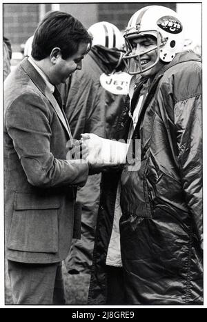 L'ortopedista dei New York Jets, il dottor Robert Grossman, controlla il polso del running back Lou Giammona ai margini di una partita del 1976 allo Shea Stadium di New York City. Grossman faceva parte dello staff dell'Institute of Sports Medicine and Athletic Trauma, Foto Stock