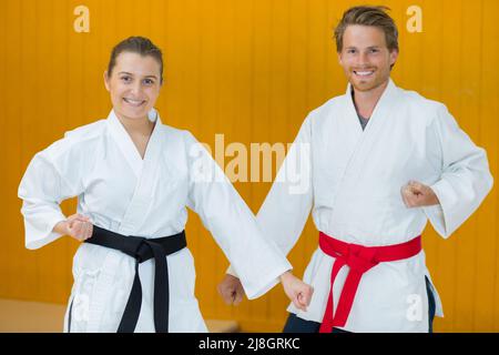 ritratto di due persone che indossano kimonos di arti marziali Foto Stock