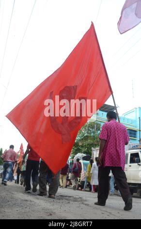 Kolkata, India. 15th maggio 2022. I membri del Partito Comunista dell'India (marxista) hanno organizzato una manifestazione in più sedi nel sud 24 Pargana nel Bengala occidentale contro l'aumento dei prezzi di benzina, diesel, gas da cucina, prodotti alimentari e varie presenza di problema di CPI[M] il leader del burro di polite Suryakanta Mishra e il membro centrale del comitato Sujan Chakroborty. (Foto di Avik Purkait/Pacific Press) Credit: Pacific Press Media Production Corp./Alamy Live News Foto Stock