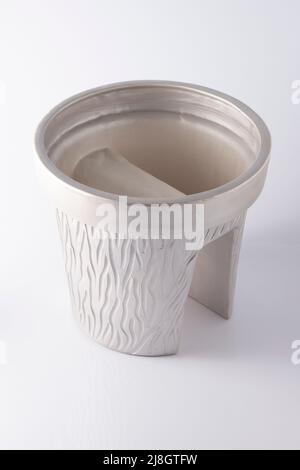 Pentola appeso per fiori. Pentole sulla ringhiera del balcone. Vaso grigio di argilla su sfondo bianco. Per il giardinaggio a casa. Vaso vuoto in ceramica grigio fiore. Vaso di fiori grigio. Foto Stock