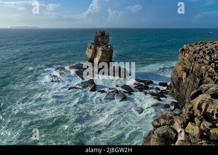 Nau dos Corvos formazione rocciosa a Peniche, Portogallo Foto Stock