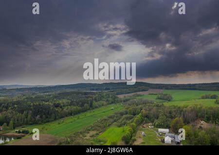 Sudeten Upland. Terreno ondulato coperto da campi arabili, prati e foreste. Potete vedere le colline in lontananza. Foto Stock