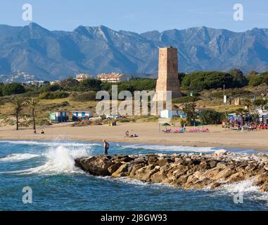 Vicino Marbella, Provincia di Malaga, Costa del Sol, Andalusia, Spagna meridionale. Torre de los Ladrones del 16th secolo tra le dune di sabbia di Artola alle spalle di Artola C. Foto Stock